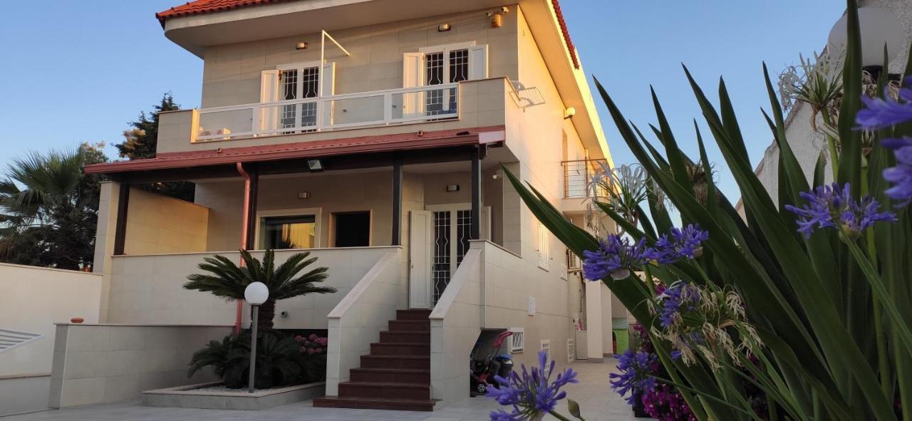 Seagull Apartments - Front And Sea View & Airport Bari Bagian luar foto