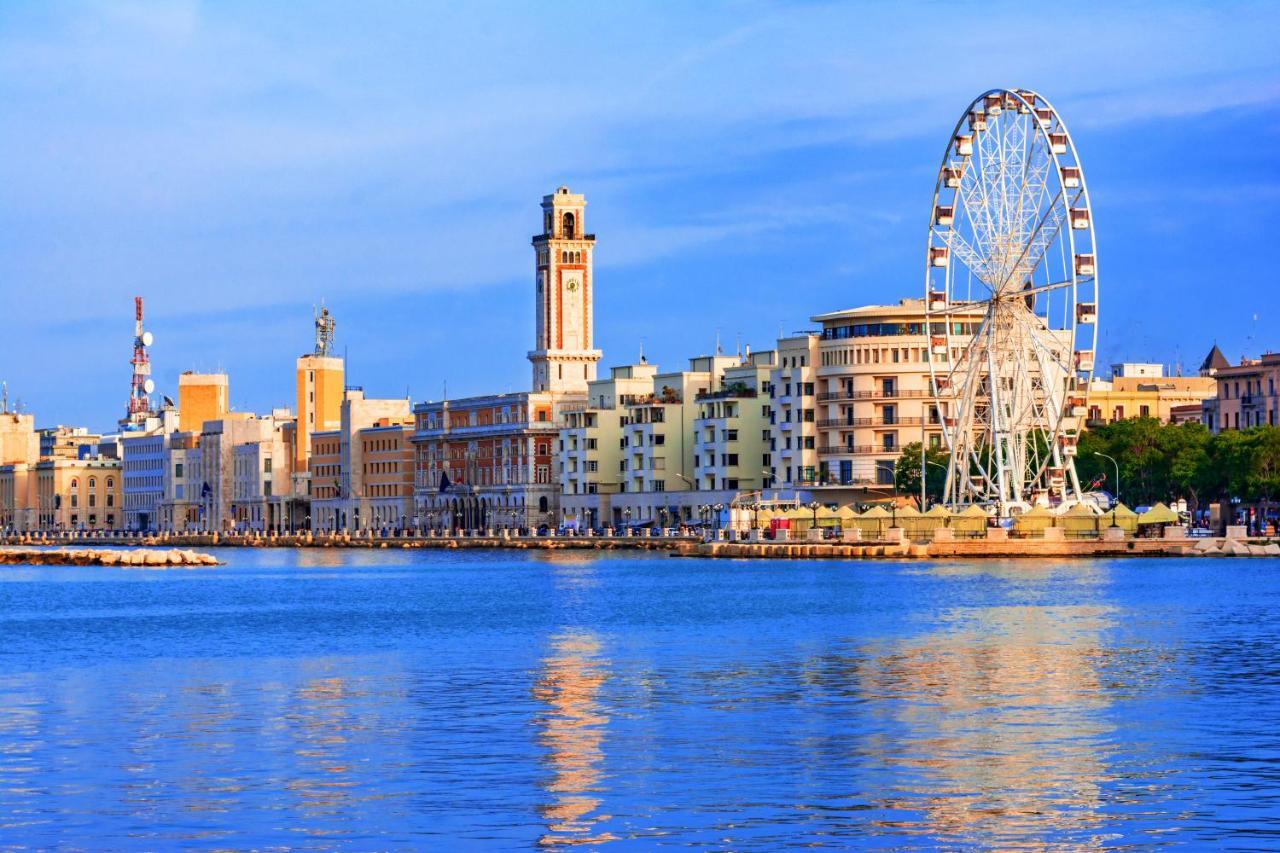 Seagull Apartments - Front And Sea View & Airport Bari Bagian luar foto