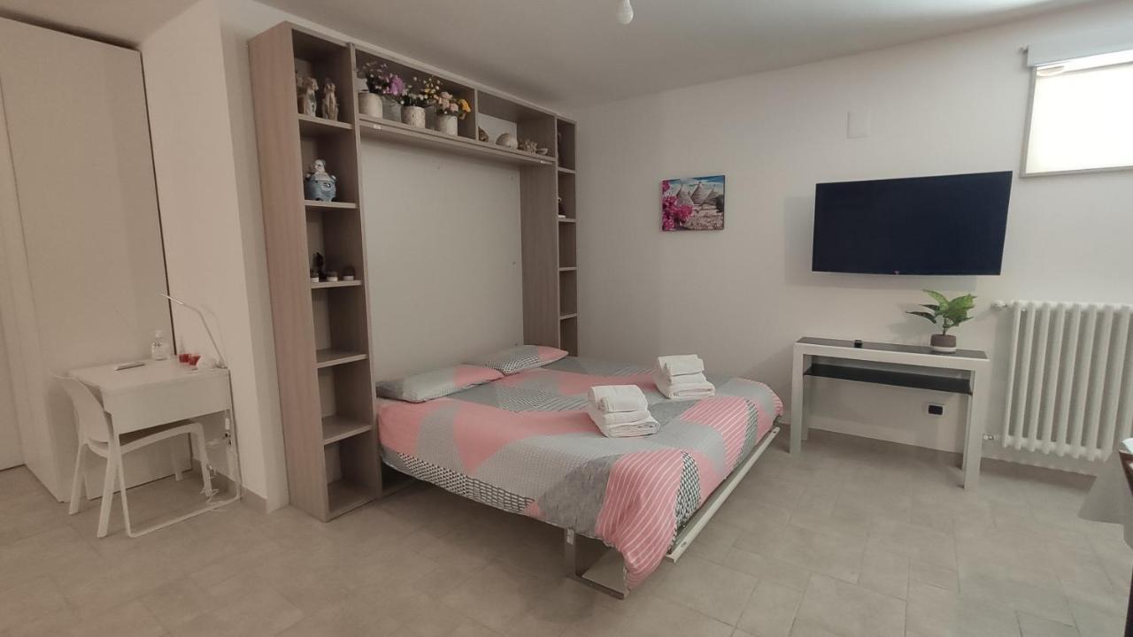 Seagull Apartments - Front And Sea View & Airport Bari Bagian luar foto