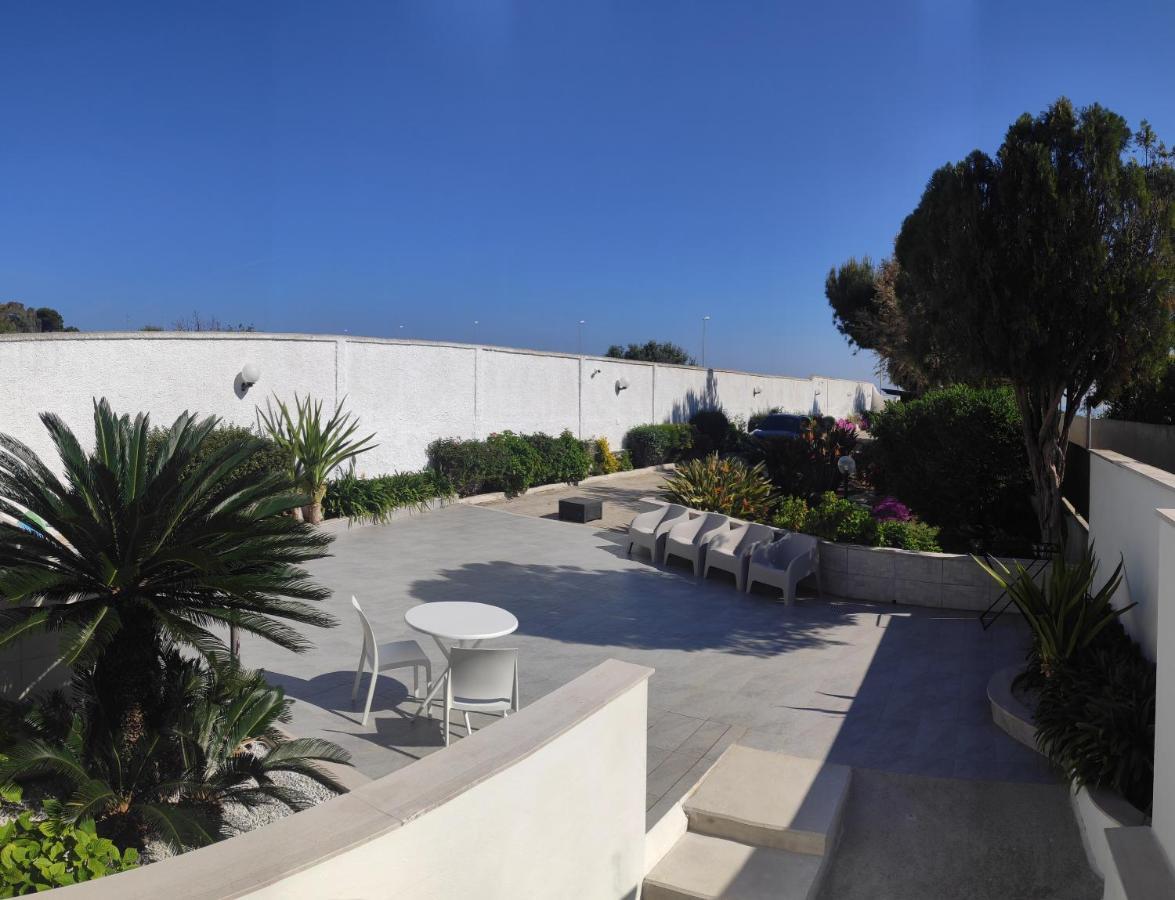 Seagull Apartments - Front And Sea View & Airport Bari Bagian luar foto
