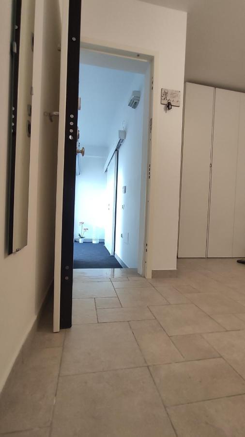 Seagull Apartments - Front And Sea View & Airport Bari Bagian luar foto