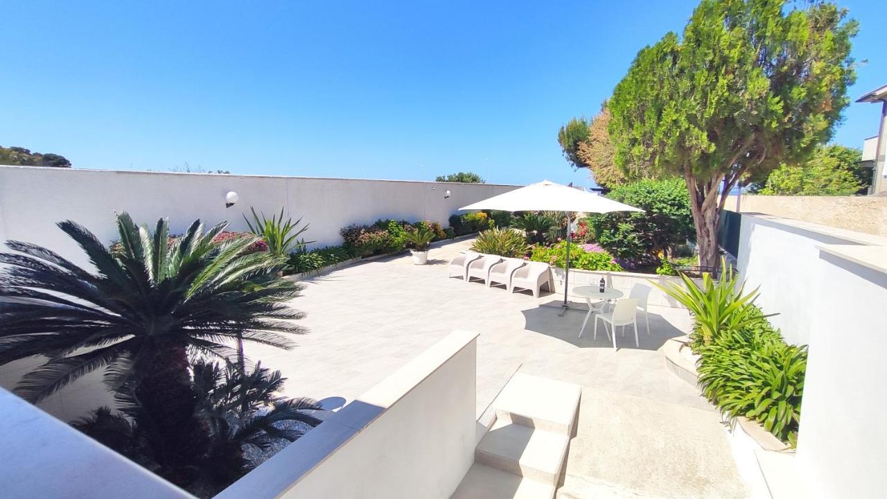 Seagull Apartments - Front And Sea View & Airport Bari Bagian luar foto