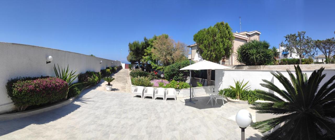 Seagull Apartments - Front And Sea View & Airport Bari Bagian luar foto