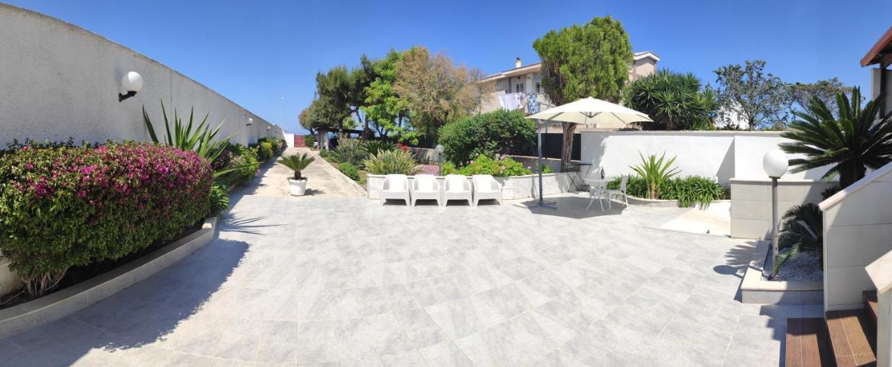 Seagull Apartments - Front And Sea View & Airport Bari Bagian luar foto