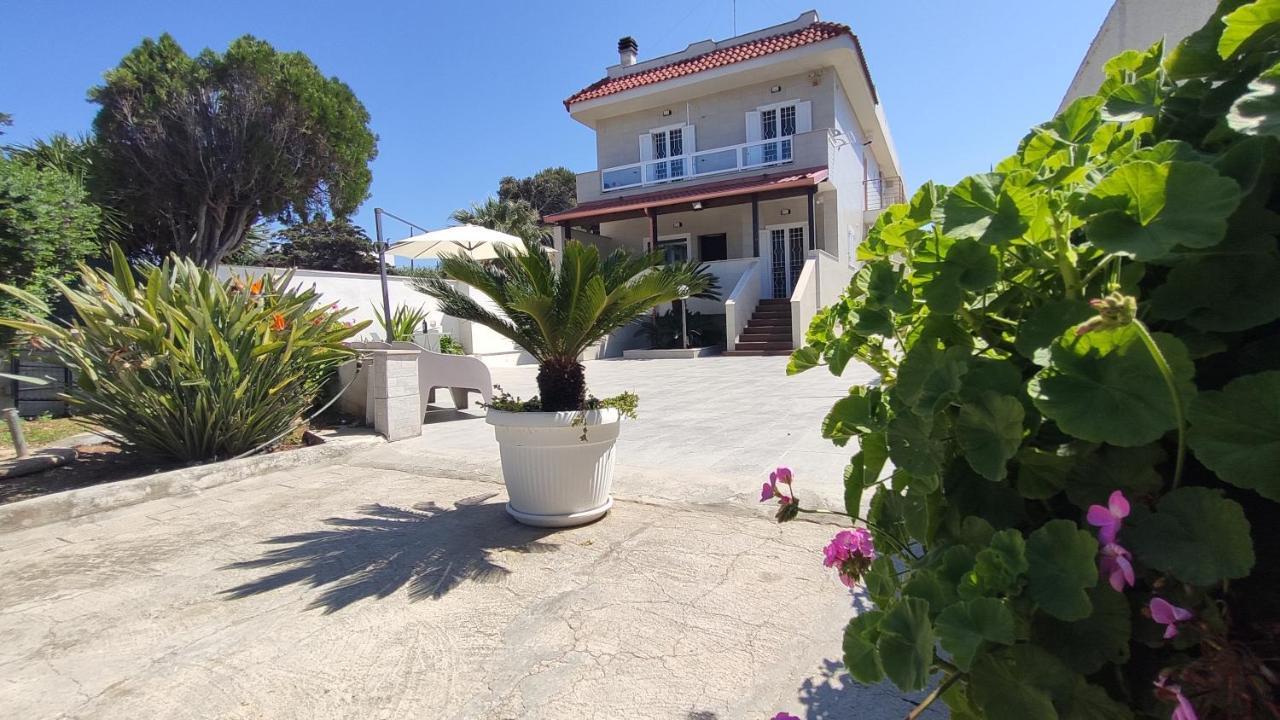 Seagull Apartments - Front And Sea View & Airport Bari Bagian luar foto