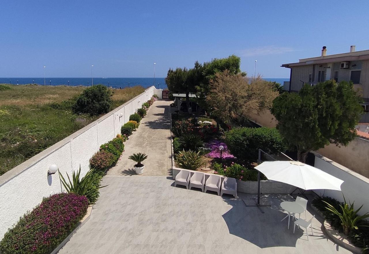 Seagull Apartments - Front And Sea View & Airport Bari Bagian luar foto