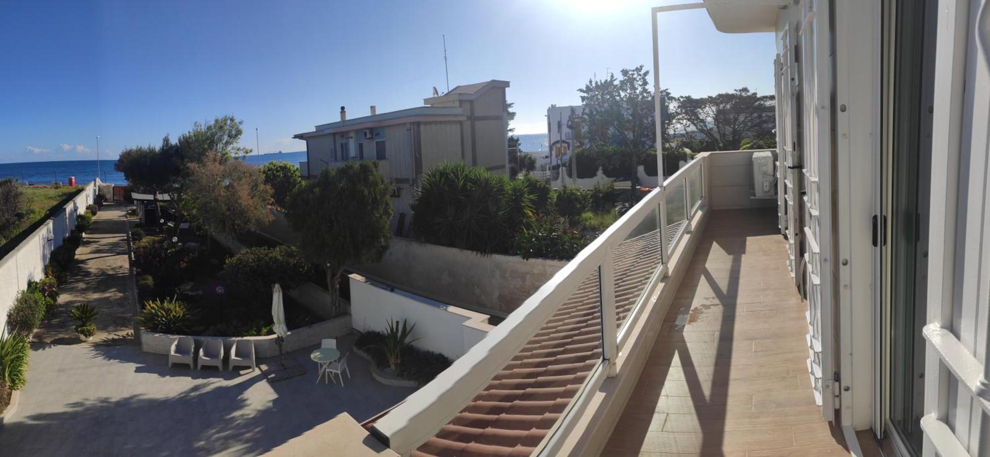 Seagull Apartments - Front And Sea View & Airport Bari Bagian luar foto