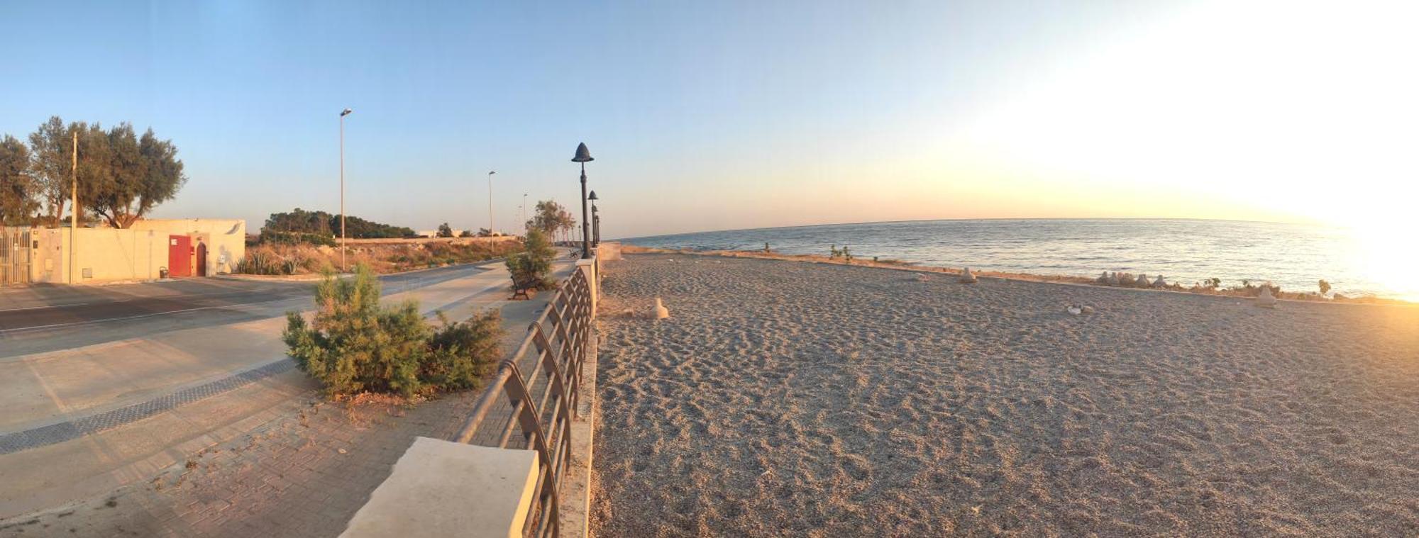 Seagull Apartments - Front And Sea View & Airport Bari Bagian luar foto