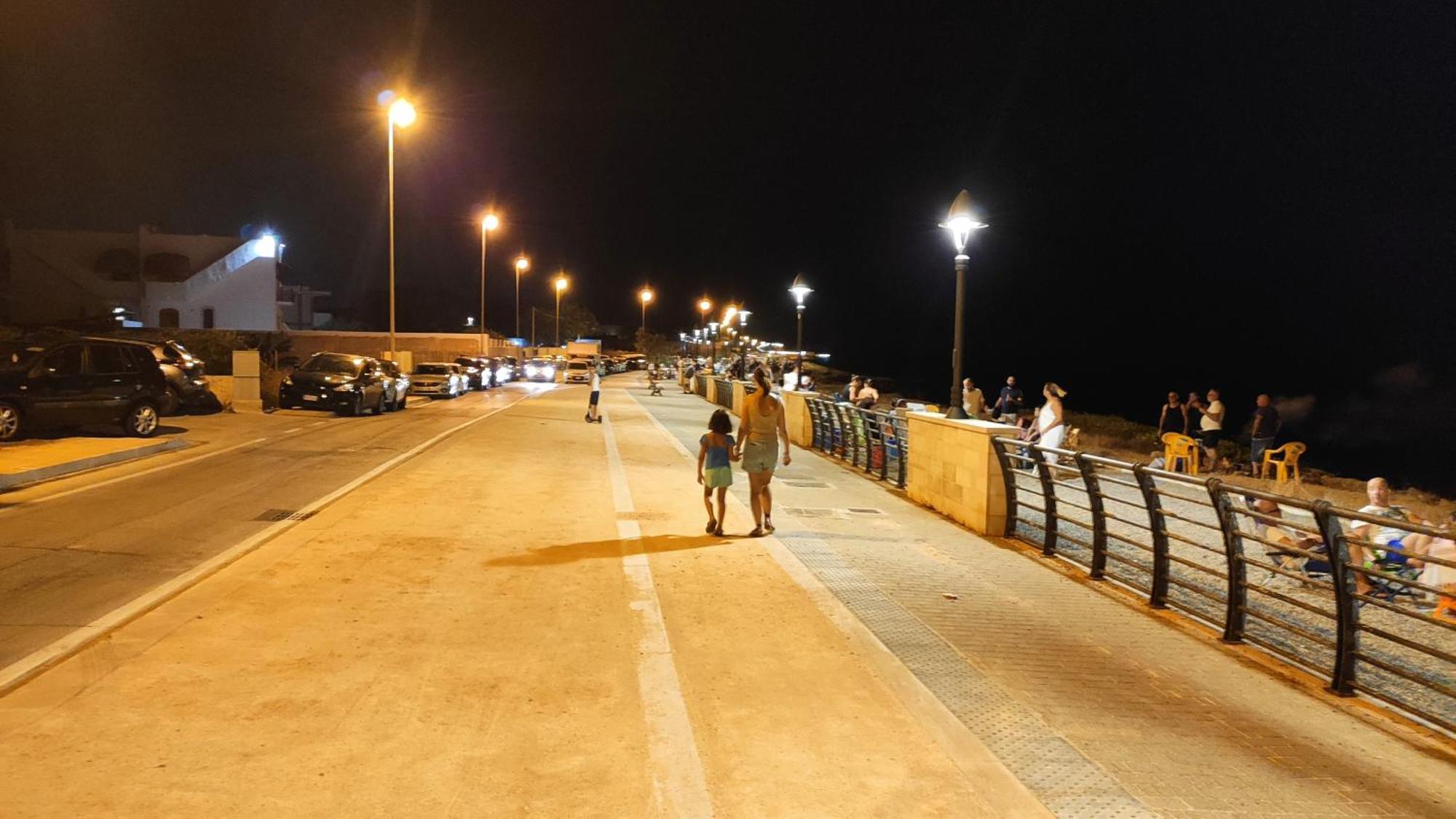 Seagull Apartments - Front And Sea View & Airport Bari Bagian luar foto