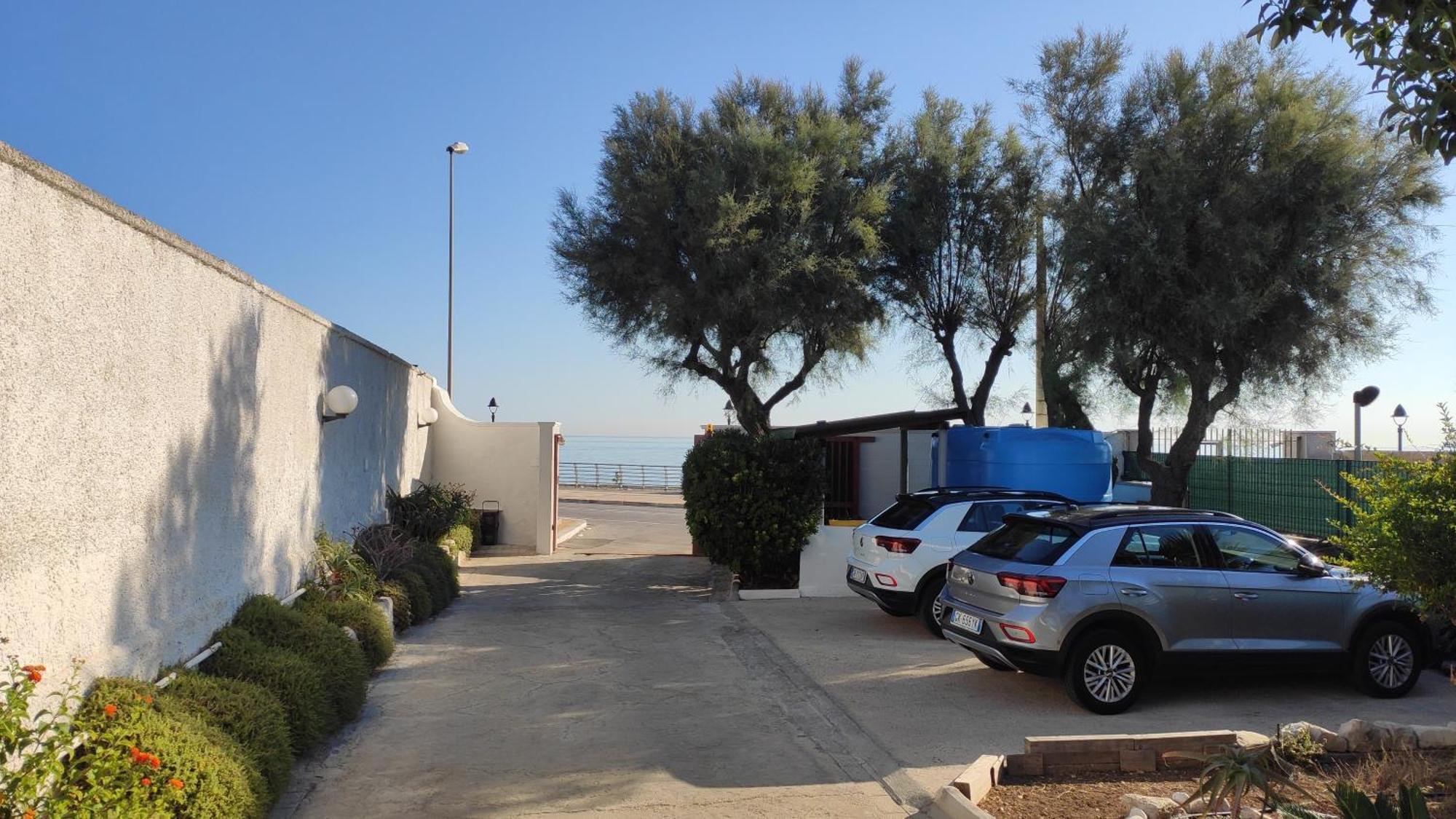 Seagull Apartments - Front And Sea View & Airport Bari Bagian luar foto