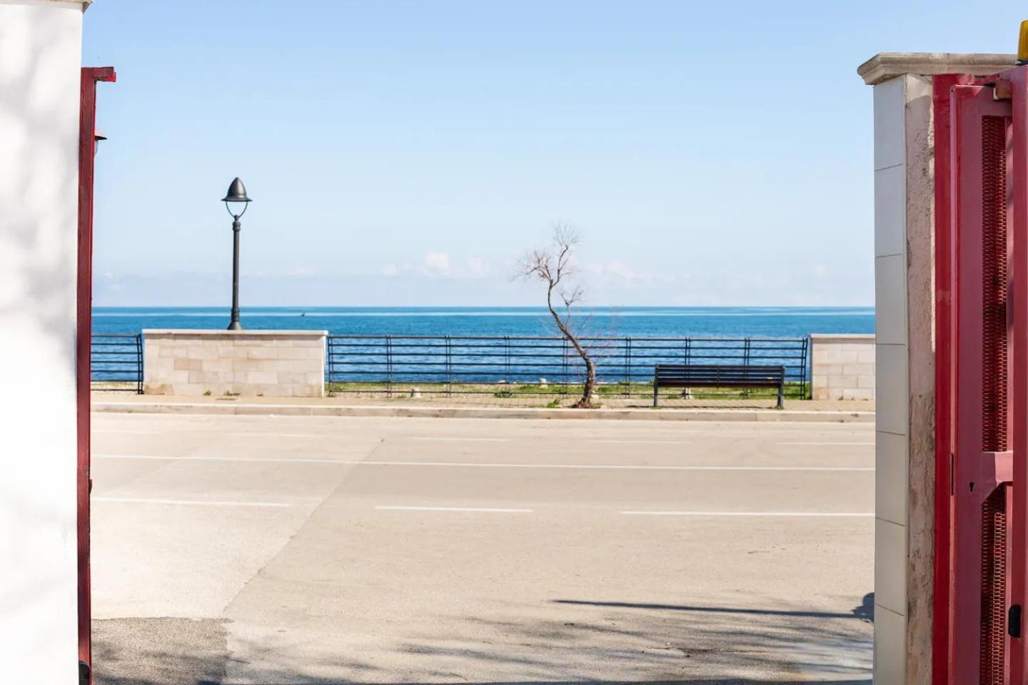 Seagull Apartments - Front And Sea View & Airport Bari Bagian luar foto